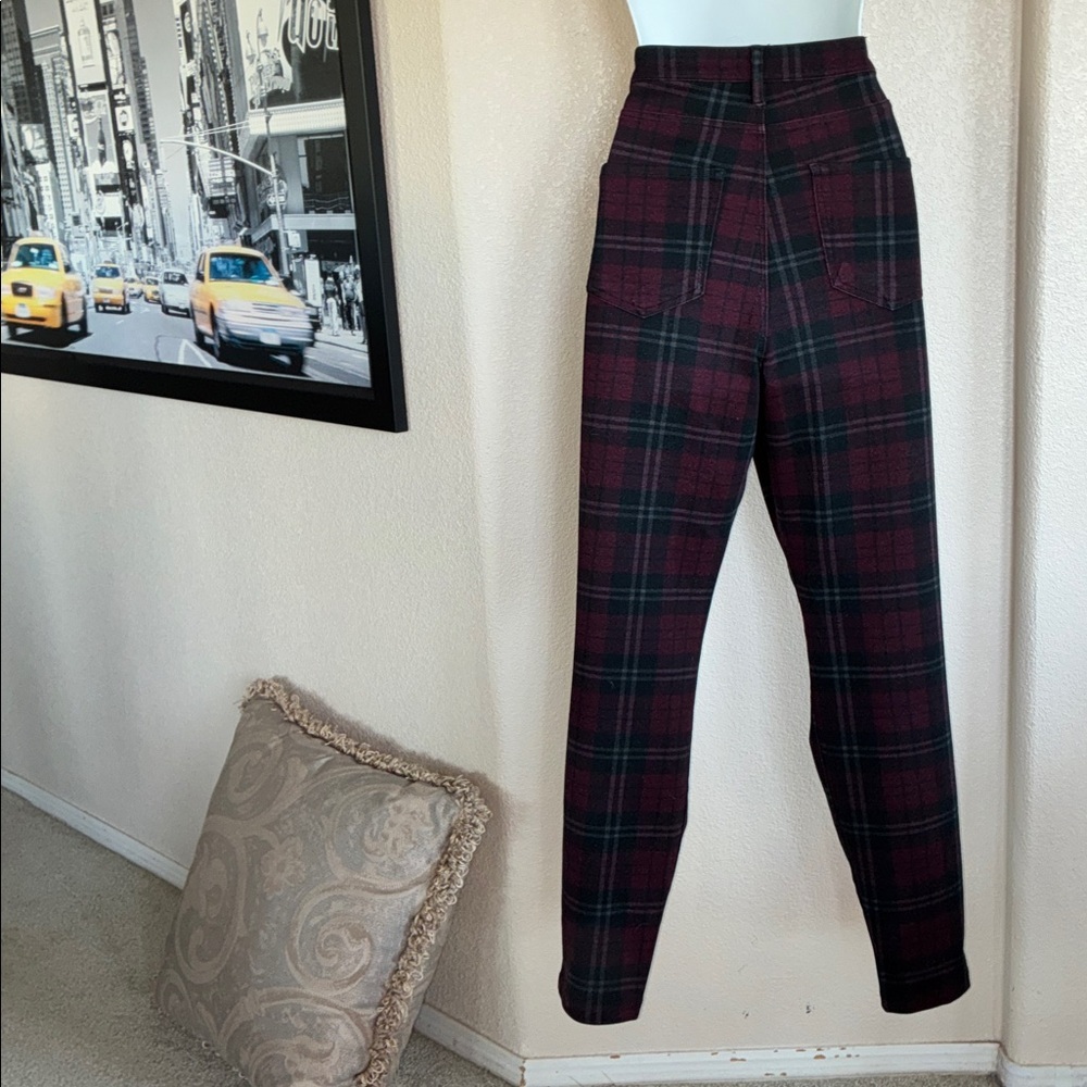 BLANK NYC "The Bond" Skinny Midrise Plaid Pants in Maroon & Black. 29 - Picture 3 of 17
